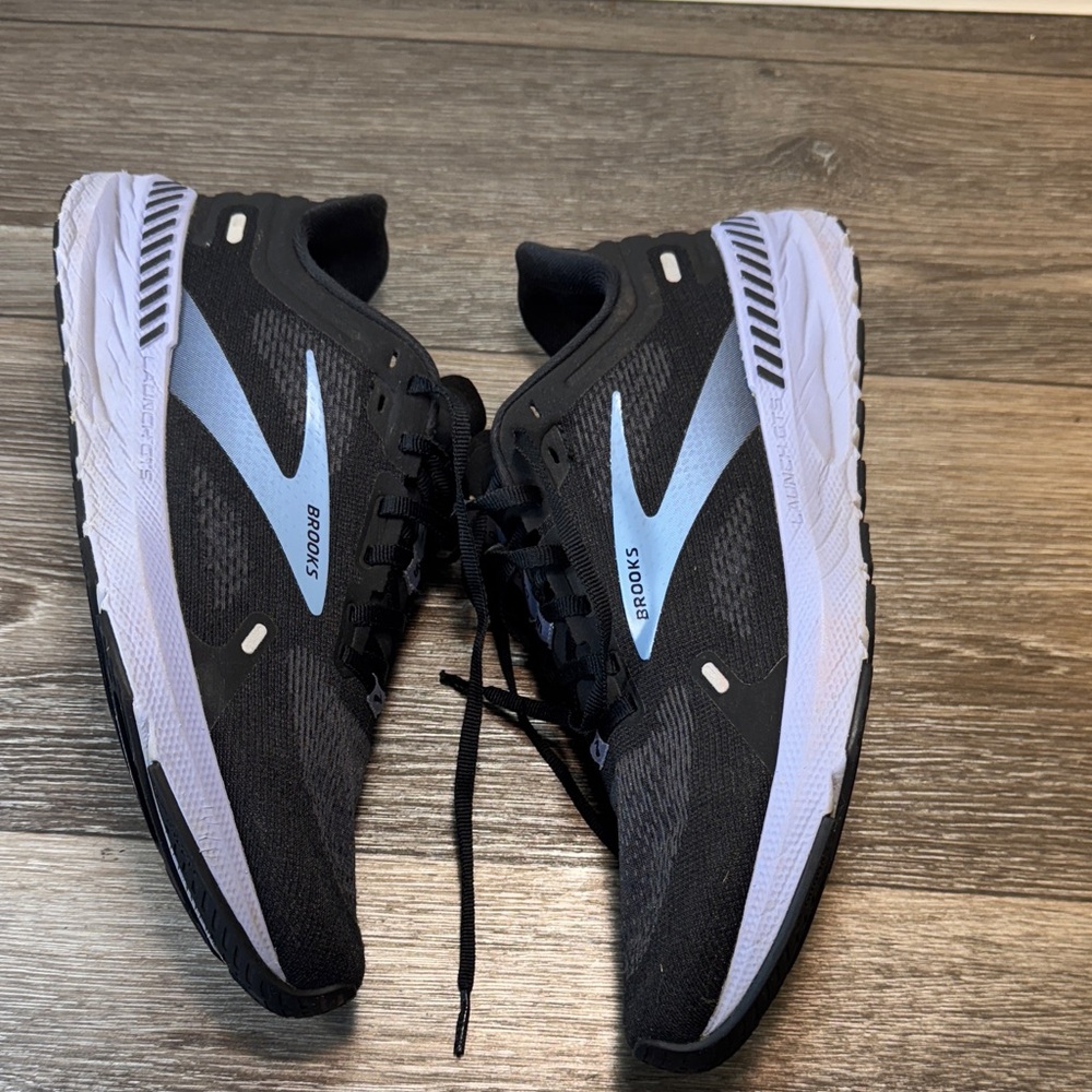 Brooks Black and purple Athletic Shoes woman’s 10.5 (j143)